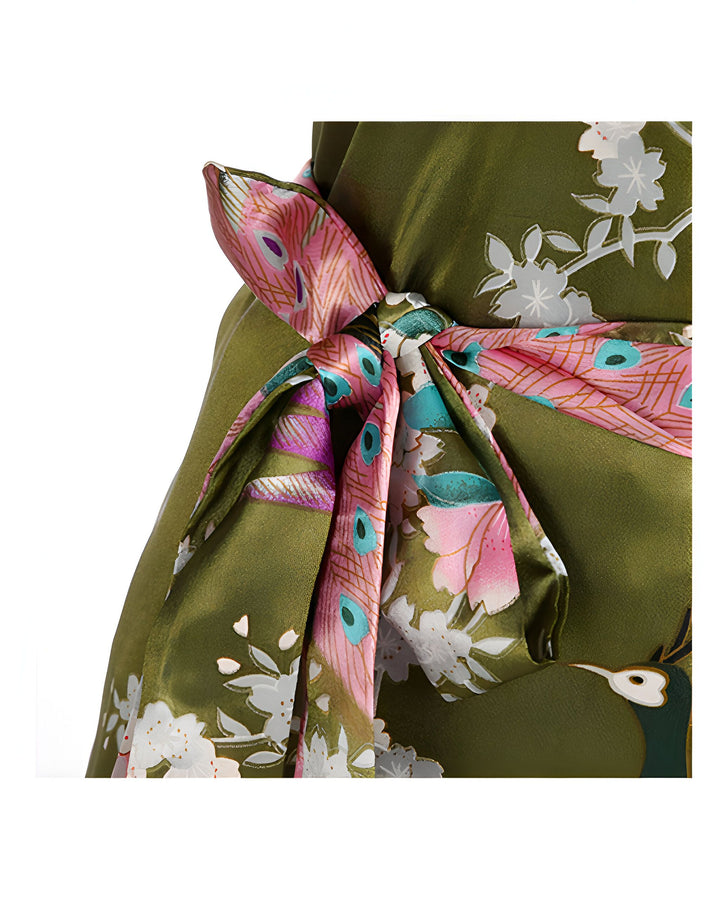 Kimono vert olive avec motif floral et ceinture imprimée plumes de paon, nouée à la taille. Vêtement traditionnel japonais élégant.