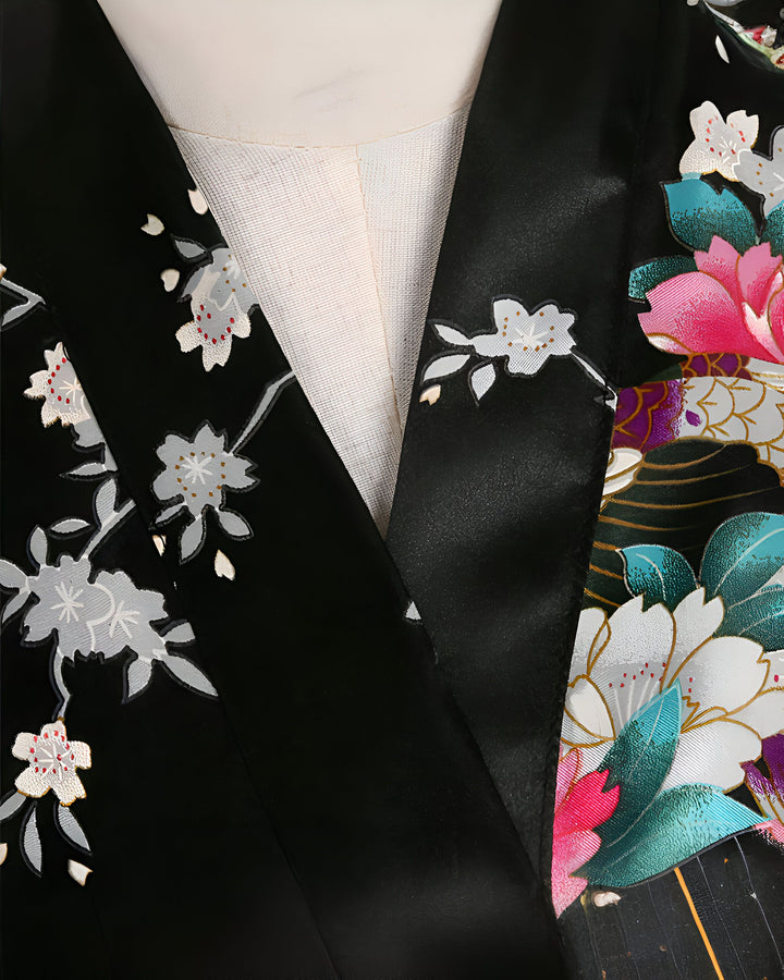 Détail d'un kimono noir avec motifs floraux japonais. Fleurs de cerisier blanches délicates et pivoines colorées. Vêtement traditionnel japonais, élégant et raffiné. Kimono pour femmes, disponible à l'achat.
