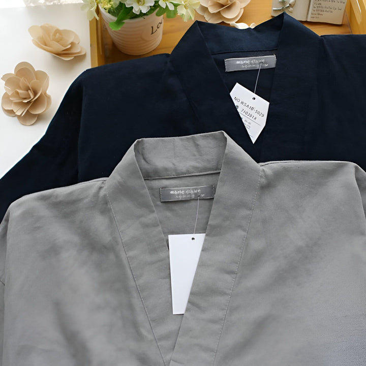 Deux kimonos de couleurs différentes, marine et gris clair, en lin, présentés avec leurs étiquettes. Vêtements japonais traditionnels en vente.