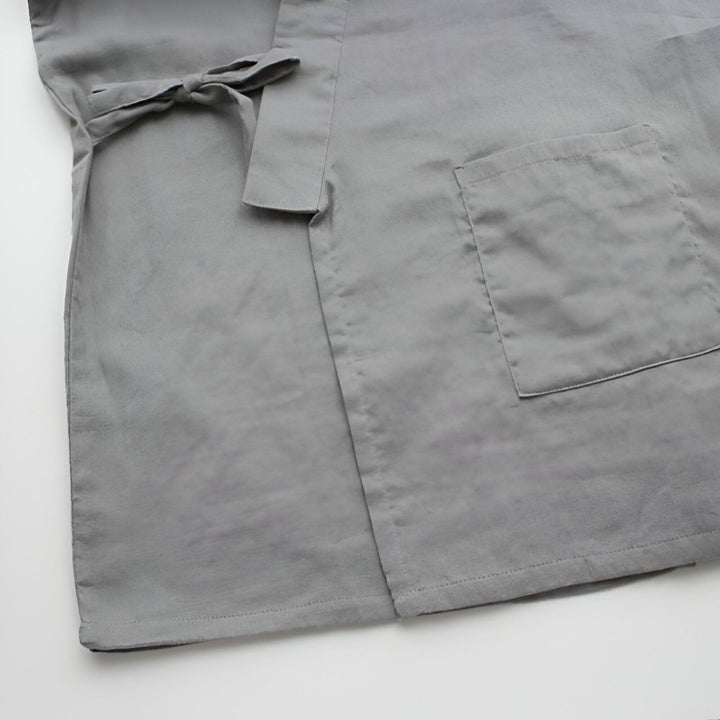 Détail d'un kimono gris avec poche et ceinture à nouer. Vêtements japonais traditionnels en vente.