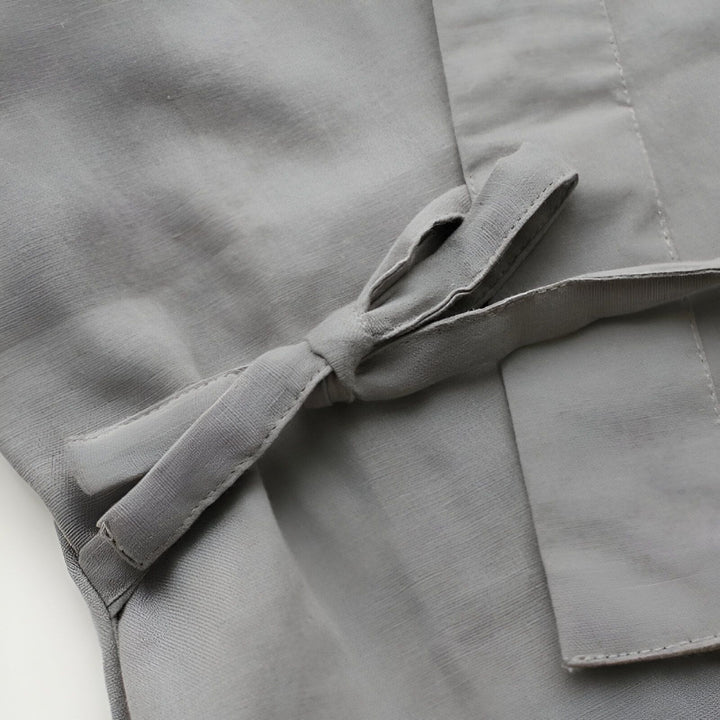 Détail d'un kimono gris avec une ceinture nouée. Gros plan sur le tissu et la texture. Kimonos de haute qualité disponibles à l'achat.