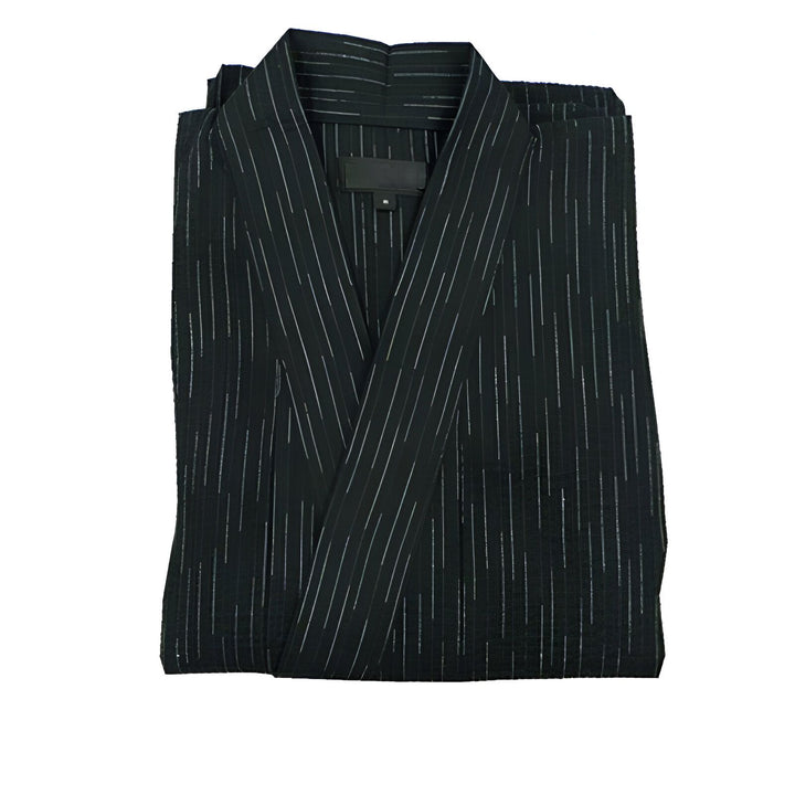 Kimono japonais plié, rayures verticales blanches sur fond noir. Vêtement traditionnel, peignoir style japonais. Découvrez notre collection de kimonos.