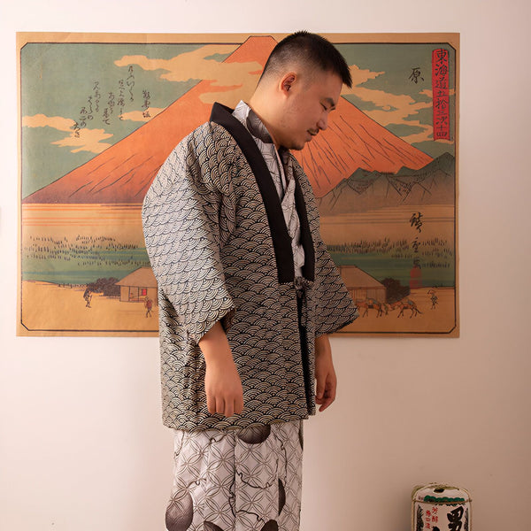 Homme portant un kimono traditionnel japonais à motifs vagues. Kimono de qualité supérieure en vente. Estampe japonaise en arrière-plan.