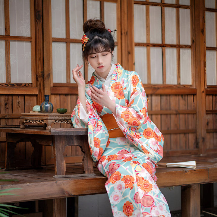 Femme portant un kimono fleuri. Vêtements traditionnels japonais à motifs floraux. Kimono de style asiatique disponible à l'achat.