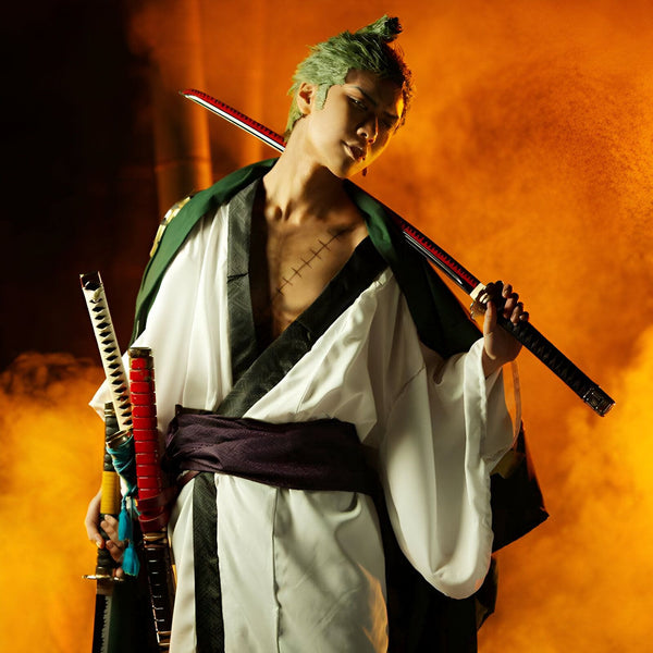 Homme en costume de Zoro de One Piece, portant un kimono blanc et noir et tenant des katanas. Vêtements traditionnels japonais et costumes disponibles.