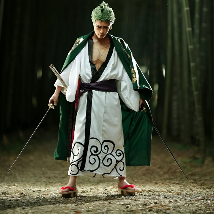Cosplay de Zoro de One Piece portant un kimono blanc et vert, tenant des katanas. Kimonos disponibles à l'achat.