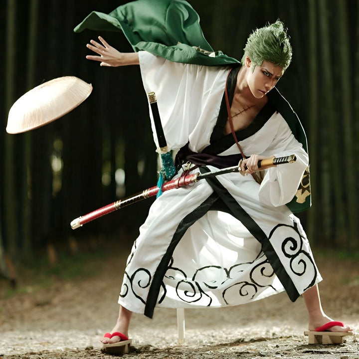 Cosplay de Zoro de One Piece portant un kimono japonais blanc et noir avec des sabres. Vêtements traditionnels japonais et kimonos disponibles dans notre boutique en ligne.