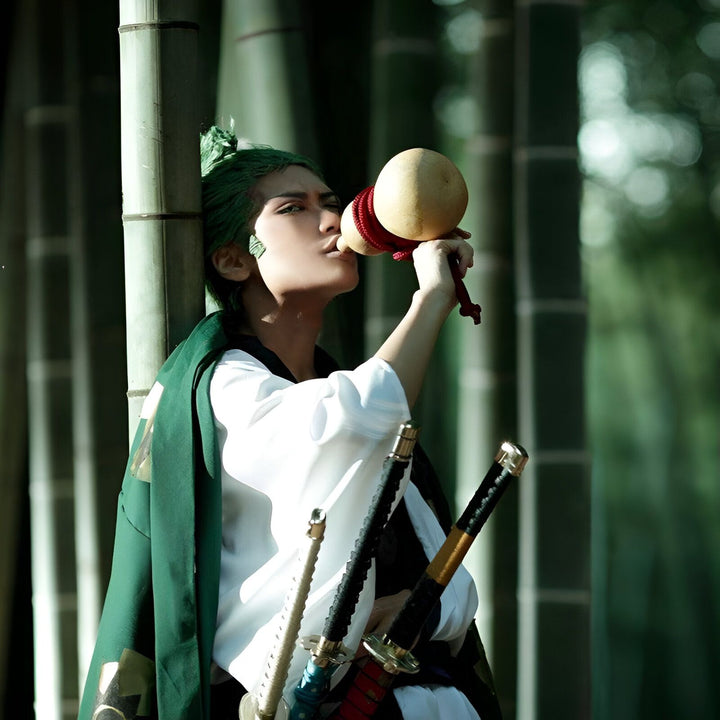 Cosplay de personnage manga en kimono buvant dans une gourde, entouré de bambous. Kimonos japonais traditionnels disponibles dans notre boutique en ligne.
