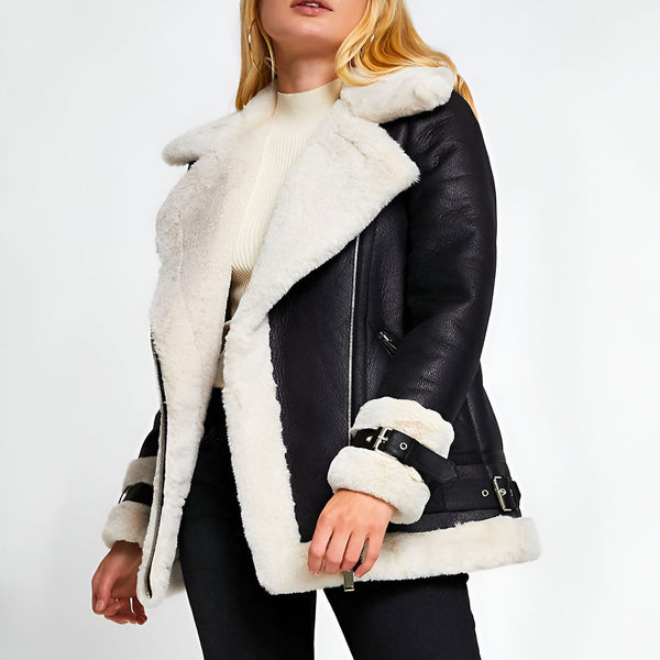 Femme portant un manteau d'hiver noir avec doublure en fausse fourrure blanche. Élégance et chaleur pour compléter votre kimono.
