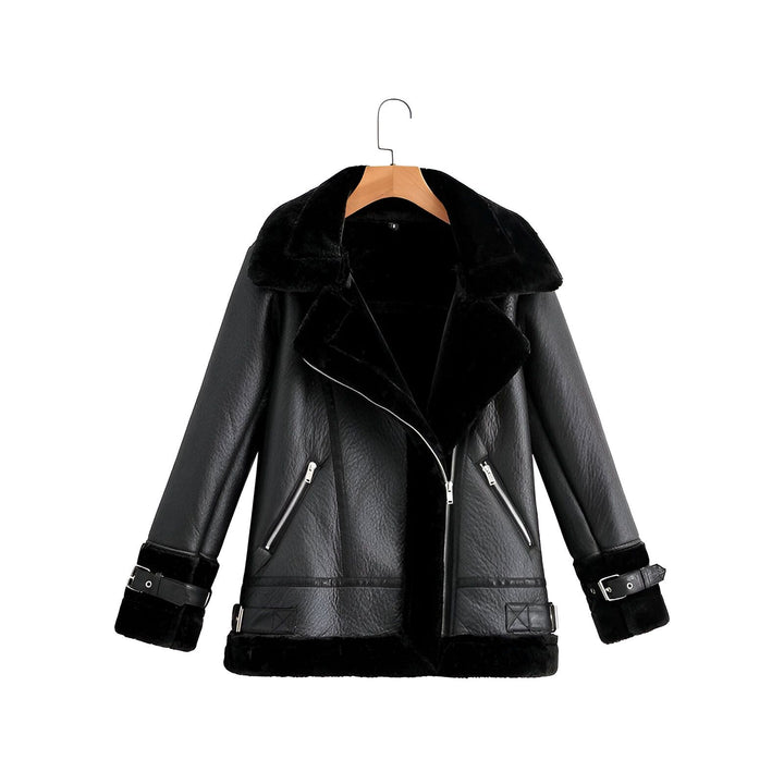 Veste aviateur noire avec col et doublure en fausse fourrure. Fermeture à glissière asymétrique. Détails de ceinture aux poignets. Parfait pour compléter votre look kimono.