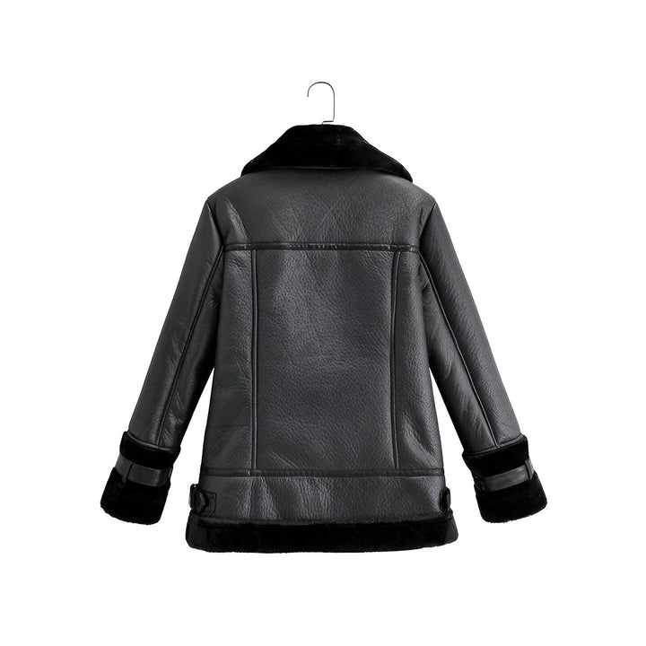 Veste kimono en cuir noir avec doublure en fausse fourrure, vue de dos. Style aviateur, mode hivernale.