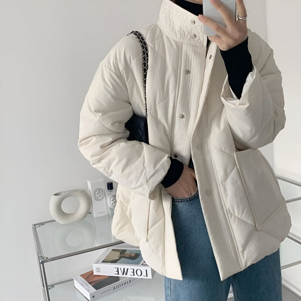 Kimono d'hiver matelassé blanc cassé avec fermeture à boutons et col montant. Veste kimono décontractée pour femme.