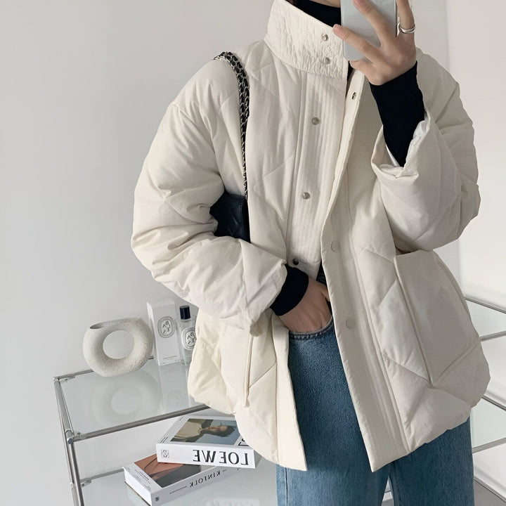 Kimono d'hiver matelassé blanc cassé avec fermeture à boutons et col montant. Veste kimono décontractée pour femme.