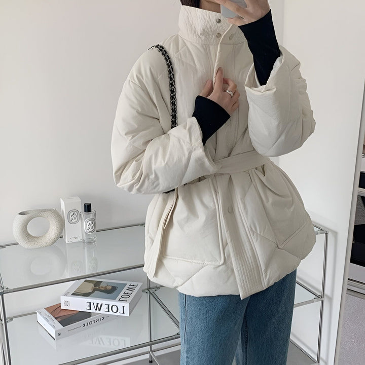 Veste kimono matelassée blanche pour femme, manches longues et ceinture à nouer. Parfait pour un look tendance et confortable. Découvrez notre collection de kimonos uniques.