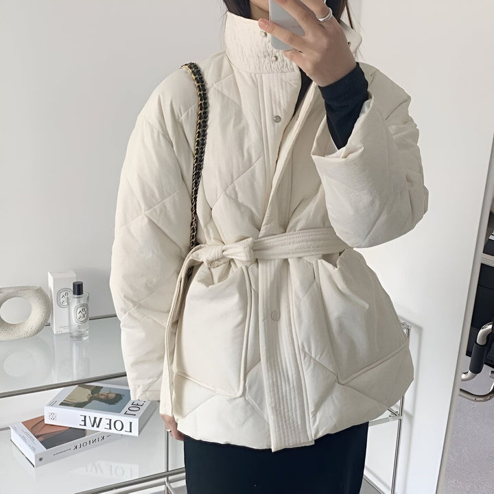 Femme portant un kimono d'hiver blanc matelassé avec ceinture. Vêtements d'extérieur kimono tendance pour femmes. Magasinez des kimonos uniques en ligne.
