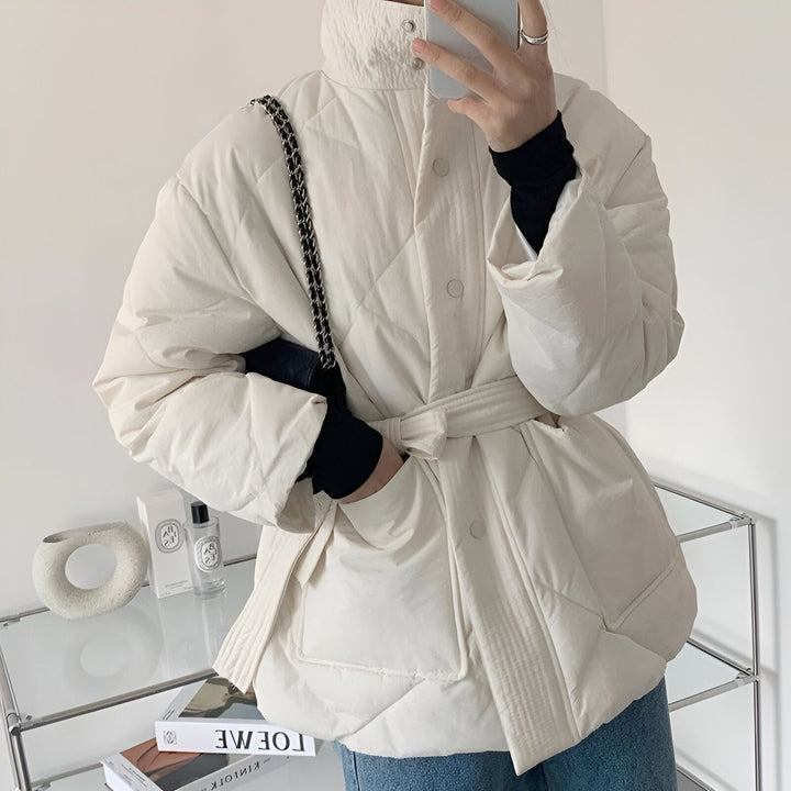 Veste kimono matelassée blanche avec ceinture, style décontracté et élégant. Parfait pour une tenue confortable et tendance. Découvrez notre collection de kimonos.