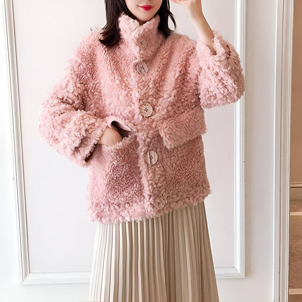 Femme portant une veste kimono rose en fausse fourrure avec boutons et jupe plissée. Vêtements kimono confortables et tendance.