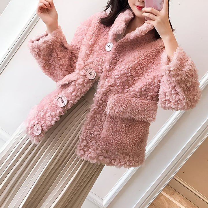Femme portant un manteau kimono rose en fausse fourrure avec des boutons. Vêtements d'extérieur confortables et élégants pour femmes. Boutique de kimonos en ligne.