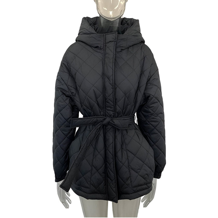 Veste kimono noire matelassée avec capuche et ceinture, idéale pour un look moderne et confortable. Découvrez notre collection de kimonos uniques.