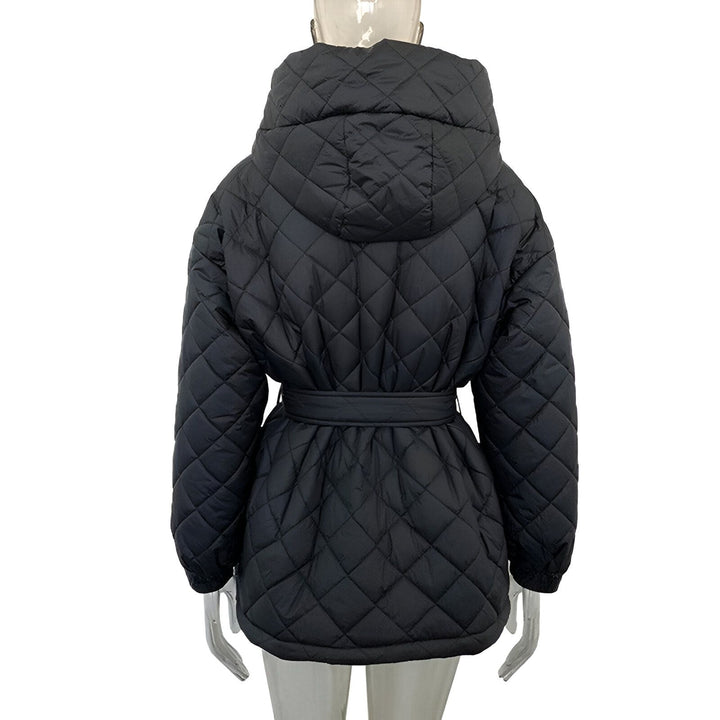 Veste kimono matelassée noire avec capuche et ceinture, vue de dos. Parfait pour un look élégant et confortable. Découvrez notre collection de kimonos.