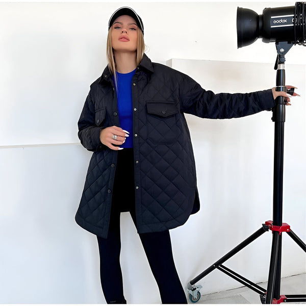 Femme portant une veste kimono noire matelassée avec un t-shirt bleu. Vêtements d'extérieur tendance, vente de kimonos en ligne.