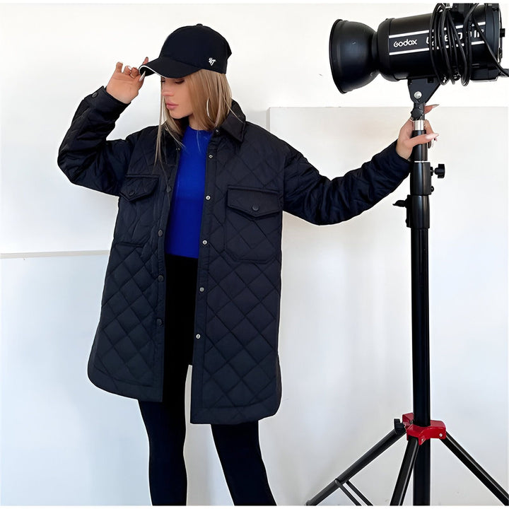 Femme portant un kimono matelassé noir, casquette de baseball. Vêtements de style kimono à la mode.