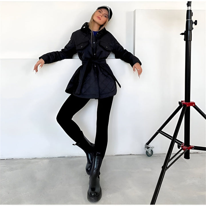 Femme portant un kimono noir matelassé à ceinture, legging noir et bottines. Vêtements style kimono. Boutique de kimonos en ligne.
