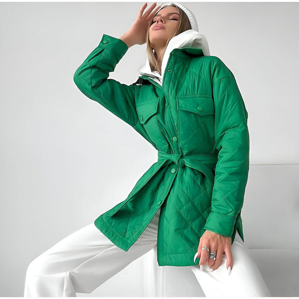 Femme portant un kimono matelassé vert avec ceinture, capuche blanche et bonnet blanc. Vêtements de style kimono à la mode.