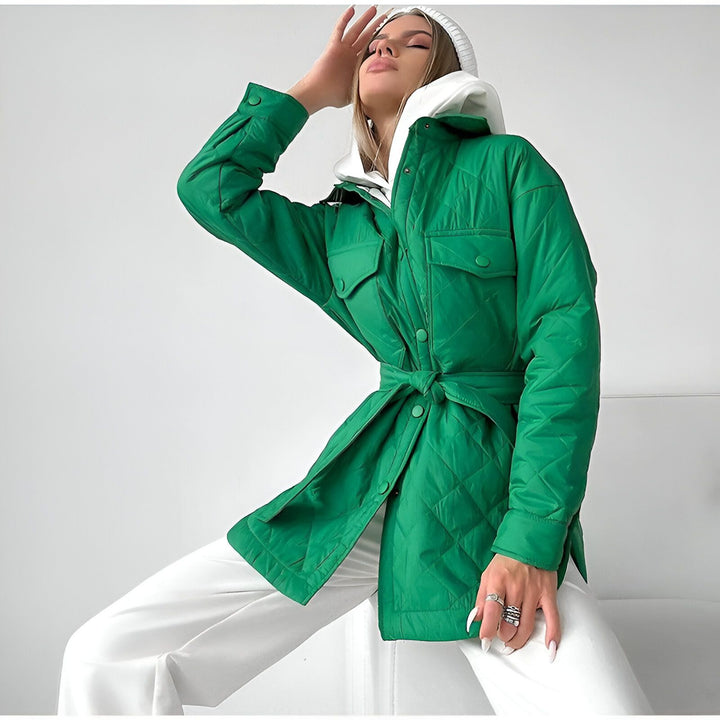 Femme portant un kimono matelassé vert avec ceinture, capuche blanche et bonnet blanc. Vêtements de style kimono à la mode.