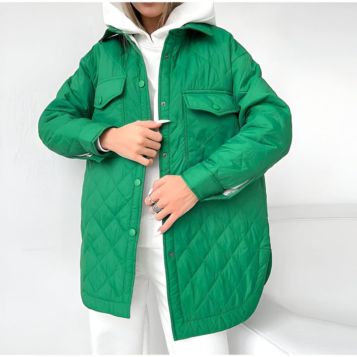 Femme portant un kimono matelassé vert, style veste. Poches poitrine boutonnées. Vêtements d'extérieur kimono tendance.