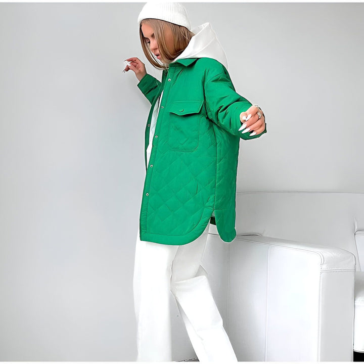 Femme portant une veste kimono matelassée verte. Boutique de kimonos en ligne.