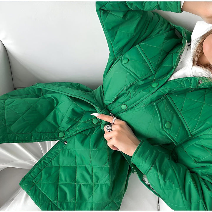 Veste kimono matelassée verte avec capuche, idéale pour un look tendance et confortable. Découvrez notre collection de kimonos uniques.