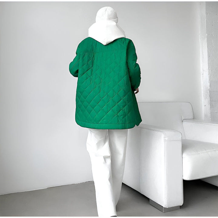 Dos d'une personne portant un kimono matelassé vert avec capuche blanche et pantalon blanc. Style décontracté et moderne. Vêtements kimono tendance.