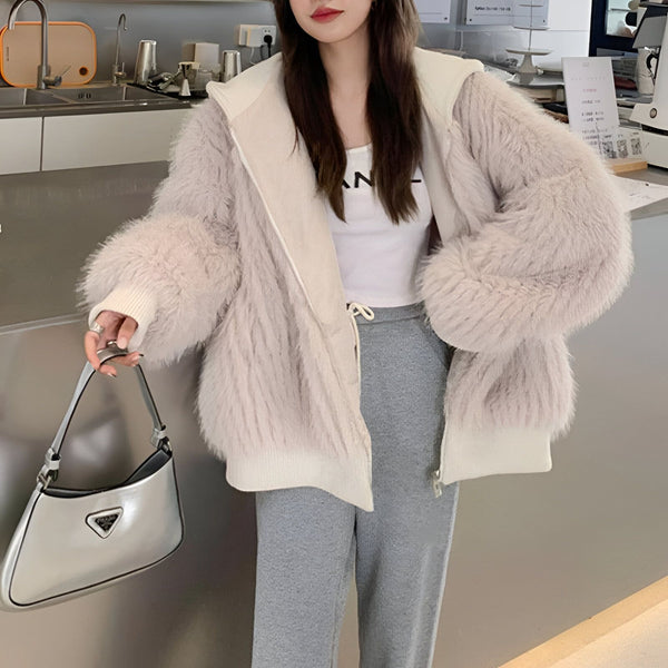 Femme portant un kimono à capuche en fausse fourrure, doux et élégant. Vêtements de style japonais pour une allure unique. Découvrez notre collection de kimonos tendance.
