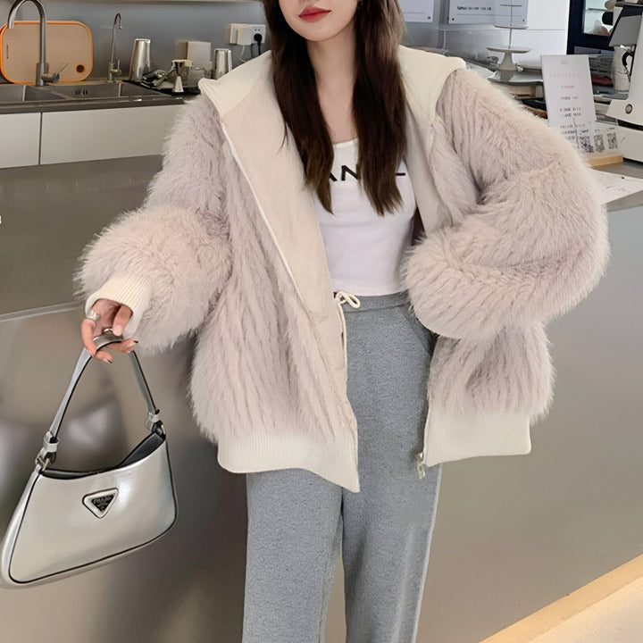 Femme portant un kimono à capuche en fausse fourrure, doux et élégant. Vêtements de style japonais pour une allure unique. Découvrez notre collection de kimonos tendance.