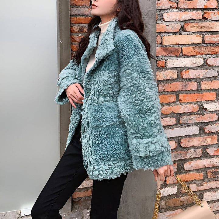 Femme portant un manteau kimono bleu turquoise texturé. Style décontracté et tendance. Vêtements kimono pour femmes.