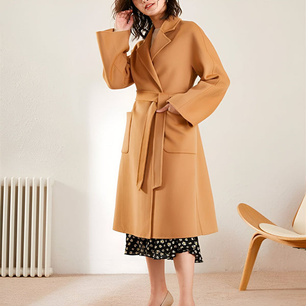 Femme portant un manteau kimono camel élégant avec ceinture. Style moderne et confortable. Découvrez notre collection de kimonos tendance.