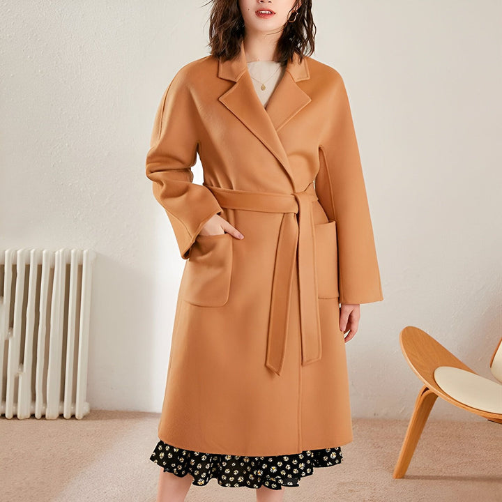 Femme portant un long manteau kimono marron avec ceinture. Vêtements d'extérieur élégants.