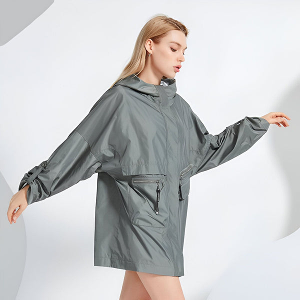 Femme portant un kimono gris à capuche, manches longues et poches avant zippées. Vente de kimonos en ligne.