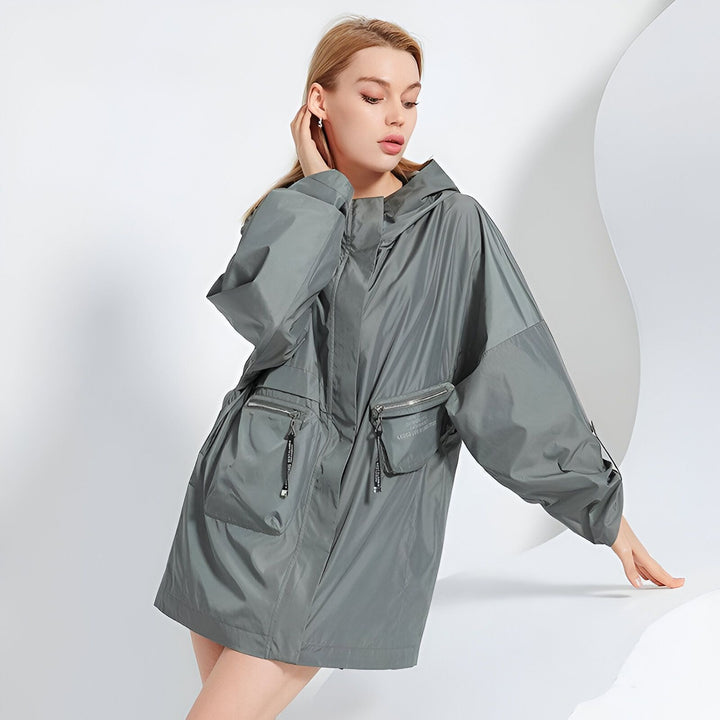 Femme portant un kimono gris moderne avec capuche et poches. Kimonos uniques disponibles en ligne.