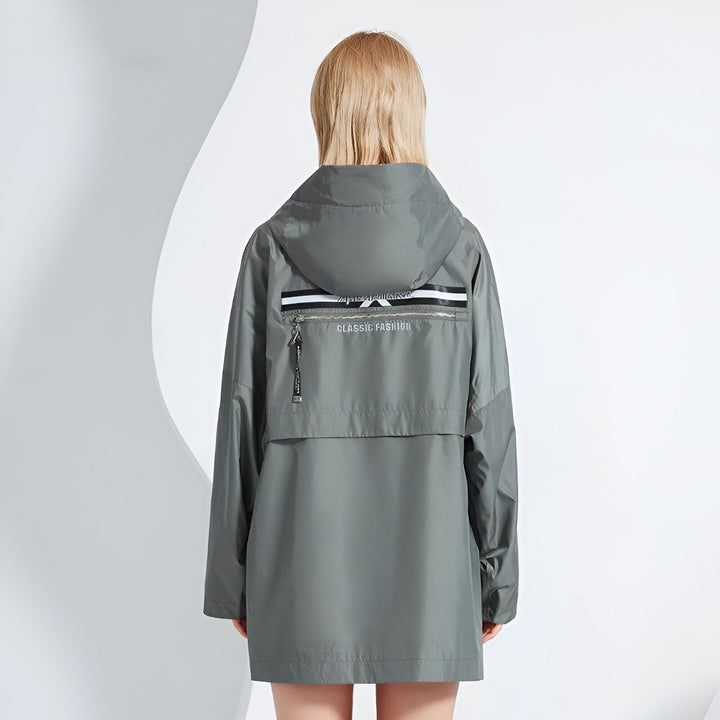 Femme portant un kimono gris avec capuche. Vêtement de mode kimono, style japonais moderne. Idéal pour un look tendance et confortable. Découvrez notre collection de kimonos uniques.