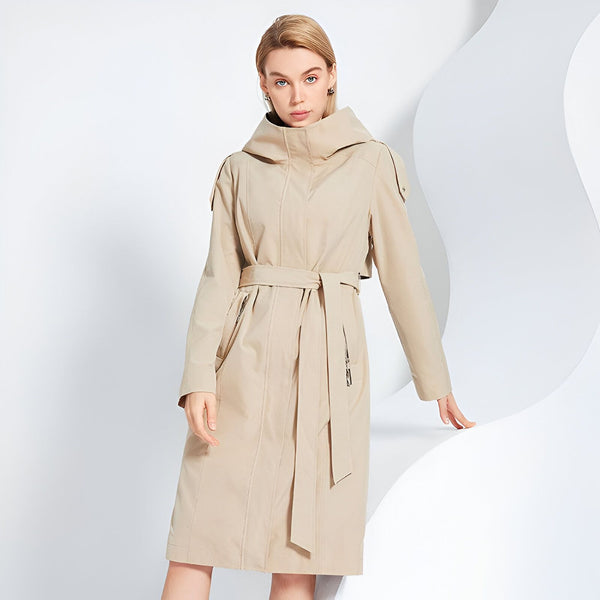 Femme portant un kimono beige moderne avec capuche et ceinture. Vêtements de style kimono.