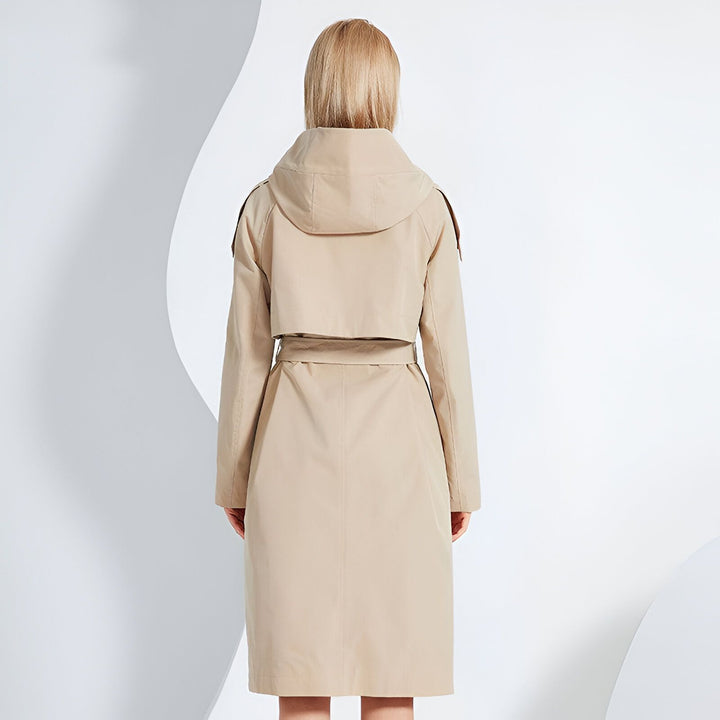 Dos d'une femme portant un kimono trench-coat beige avec capuche. Vêtements kimono tendance pour femmes disponibles à l'achat.