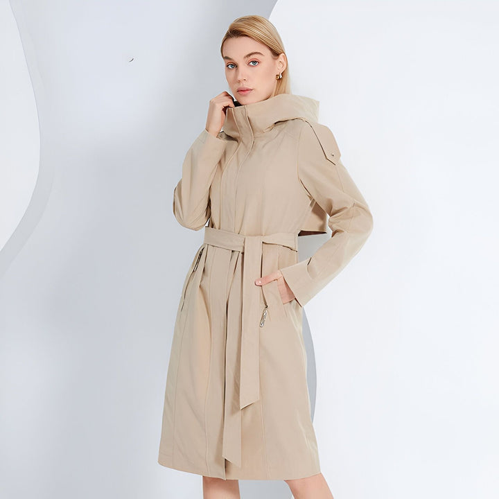 Femme portant un kimono trench beige à capuche et ceinture. Vêtements kimono modernes disponibles à l'achat.