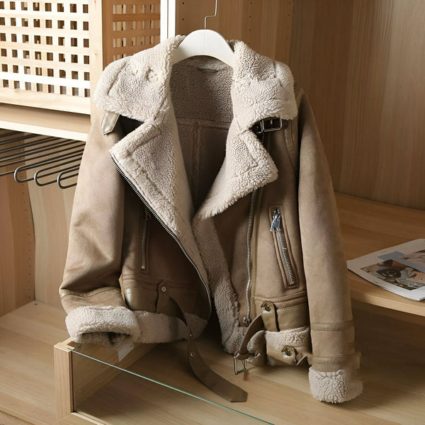 Veste aviateur en daim beige clair avec doublure en fausse fourrure, parfaite pour un style kimono revisité et une allure tendance.