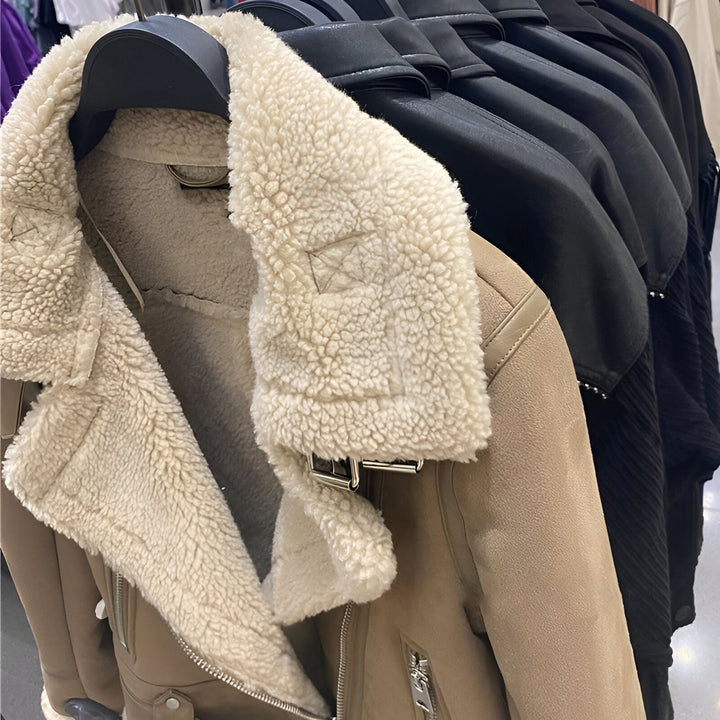 Rangée de vestes, dont une veste aviateur en daim beige avec col en fausse fourrure, idéale pour compléter un kimono. Nos vêtements chauds et élégants.