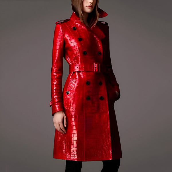 Manteau rouge en cuir imprimé croco avec ceinture, style kimono moderne. Élégance et audace.