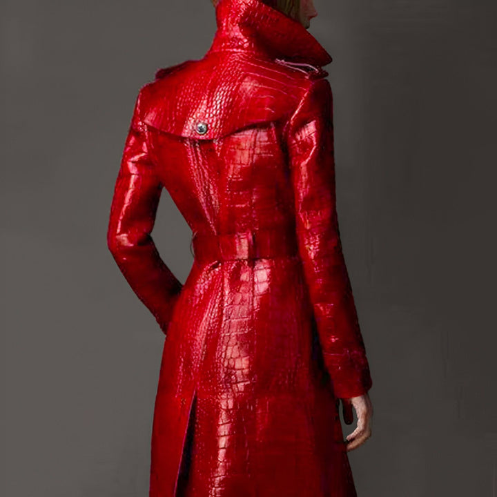 Dos d'un kimono rouge en cuir à motifs peau de crocodile, avec ceinture et col montant. Vêtements de style japonais pour femme.