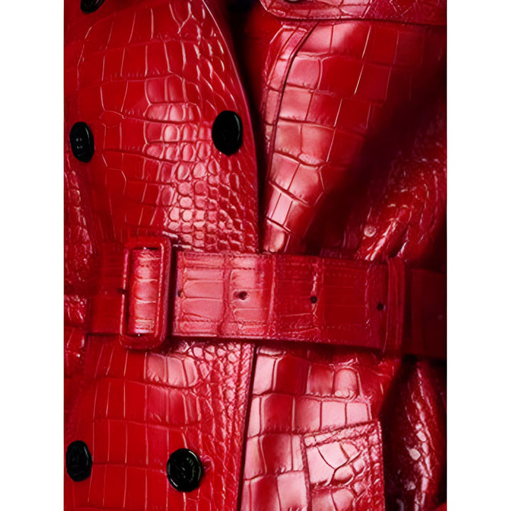 Détail d'un kimono rouge en cuir façon crocodile, avec ceinture et boutons noirs. Élégance et style assurés.