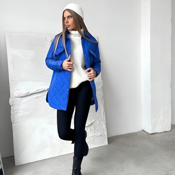 Femme portant un kimono bleu matelassé, un pull blanc à col roulé, un bonnet blanc et un legging noir. Vêtements d'hiver, collection de kimonos, mode féminine.